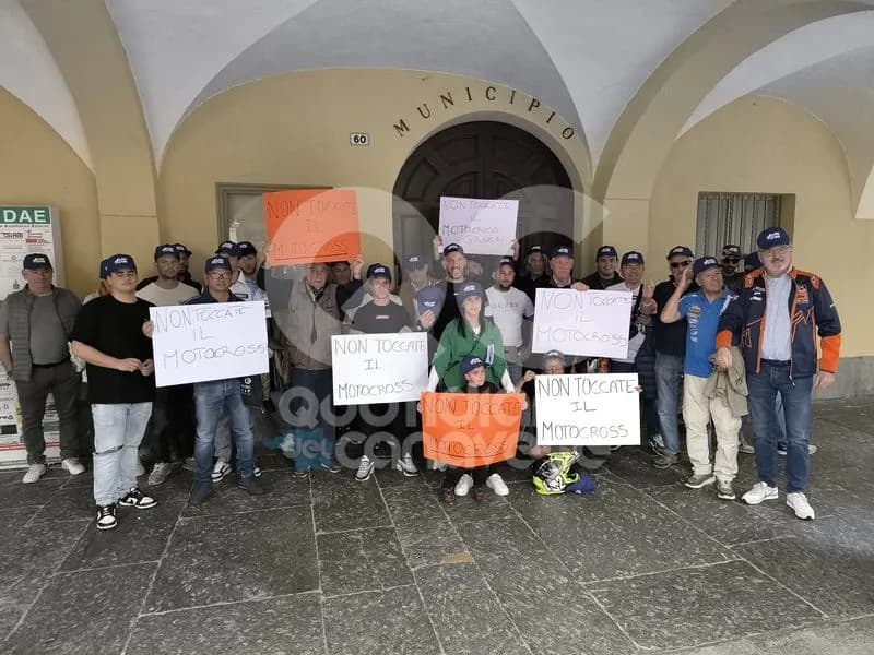 RIVAROLO CANAVESE - «Non toccate il motocross»: protesta degli appassionati in municipio - FOTO