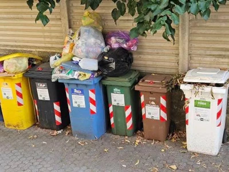 RIVAROLO CANAVESE - Rifiuti non raccolti da 2 settimane: monta la rabbia dei residenti a Vesignano - FOTO