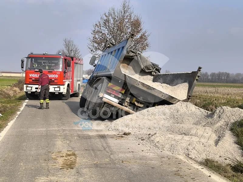 RIVAROLO CANAVESE-RIVAROSSA - Incidente sulla provinciale: camion finisce fuori strada e rischia di ribaltarsi - FOTO