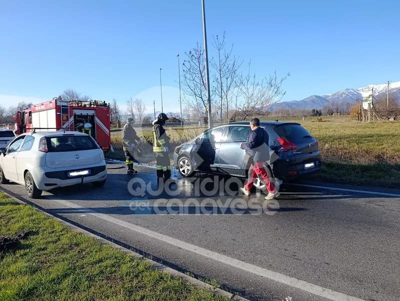 SALASSA - Auto in fiamme alla rotonda della 460: intervento dei vigili del fuoco