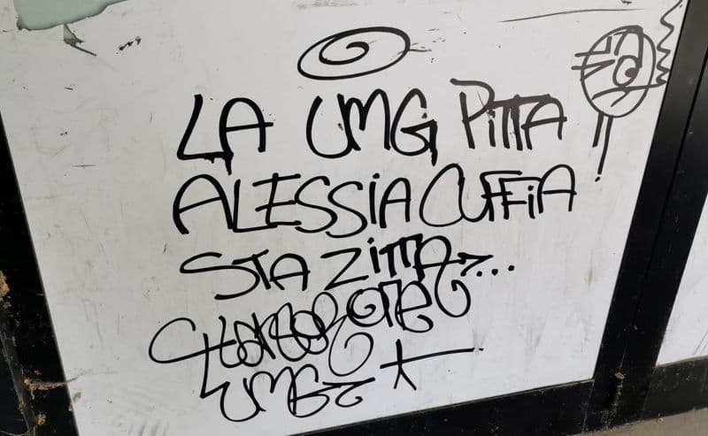 RIVAROLO CANAVESE - Scritte sulla vetrina di un negozio contro l'assessore Alessia Cuffia