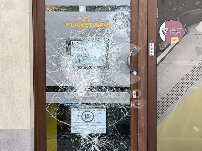 RIVAROLO CANAVESE - Sala scommesse presa a pietrate: un altro brutto episodio in città - FOTO