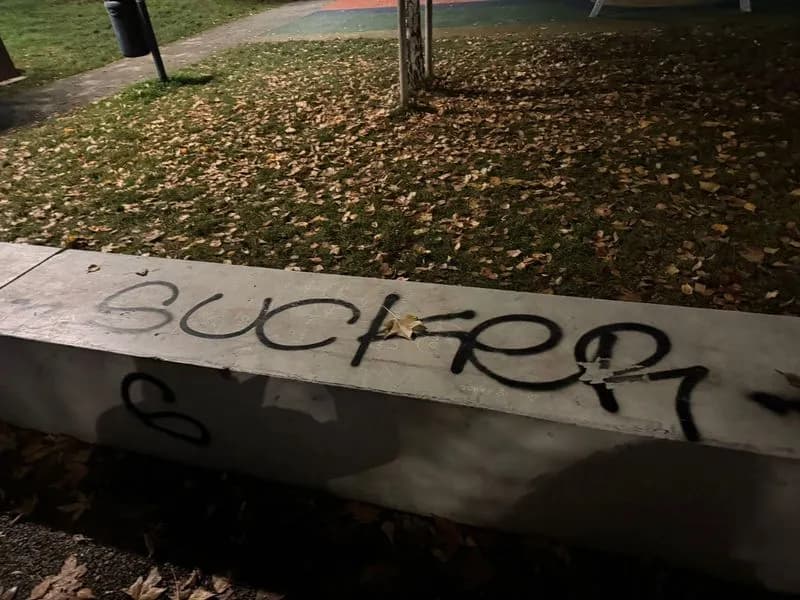 RIVAROLO CANAVESE - Vandali in azione allo «Spazio elementare»: è spuntata una scritta non proprio gentile...