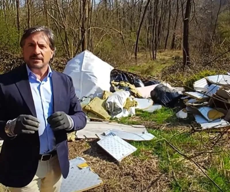 ROCCA CANAVESE - Un'area boschiva ridotta a discarica di rifiuti: in arrivo le fototrappole anti «maiali»