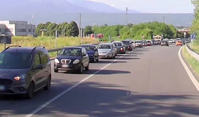 IVREA-ROMANO CANAVESE - Code eterne sulla statale 26 per i cantieri che non finiscono mai sul ponte del Chiusella