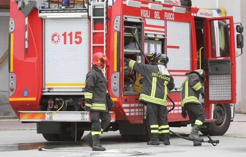 RONCO CANAVESE - Fiamme in un alloggio di via Roma, intervento dei vigili del fuoco
