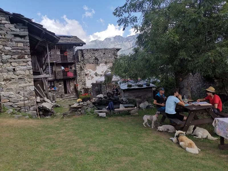 RONCO CANAVESE - Il borgo Nivolastro rinasce grazie alla passione di tre giovani sorelle - FOTO
