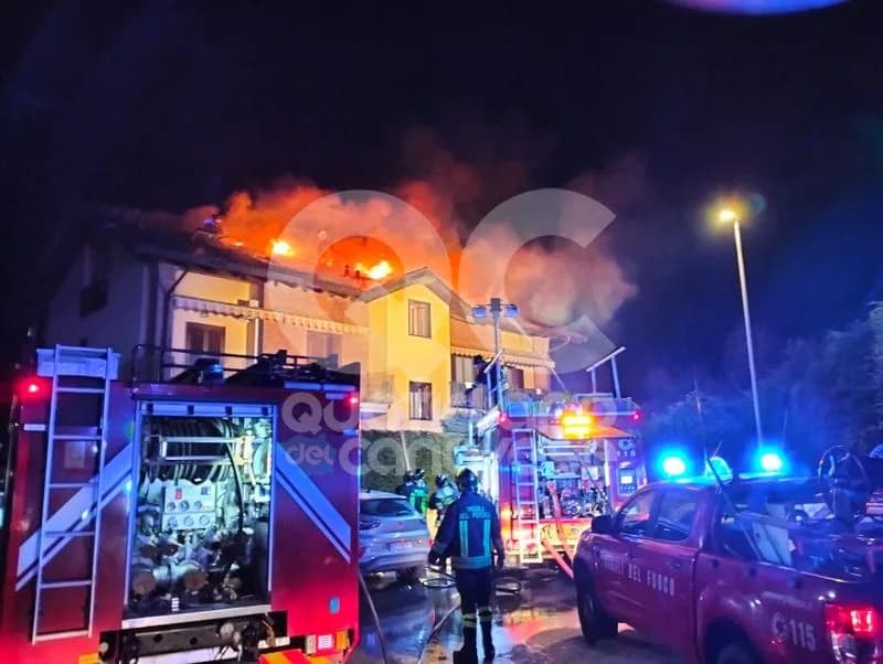 SALASSA - Casa in fiamme a due passi dal centro del paese: intervento in forze dei vigili del fuoco - FOTO e VIDEO