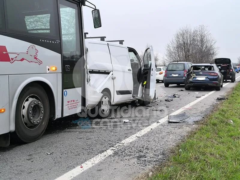 SALASSA - Incidente sulla 460, un bus e tre mezzi coinvolti: traffico in tilt - FOTO e VIDEO
