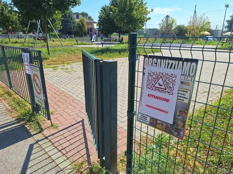 SAN BENIGNO CANAVESE - «Attenzione alla processionaria»: spuntano dei cartelli al parco, ma sono falsi - FOTO