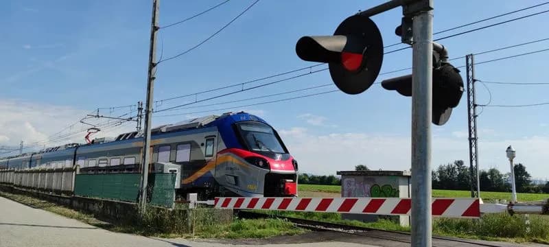 SAN BENIGNO CANAVESE - Auto «forza» il passaggio a livello e resta sui binari, disagi ai treni sulla Rivarolo-Torino