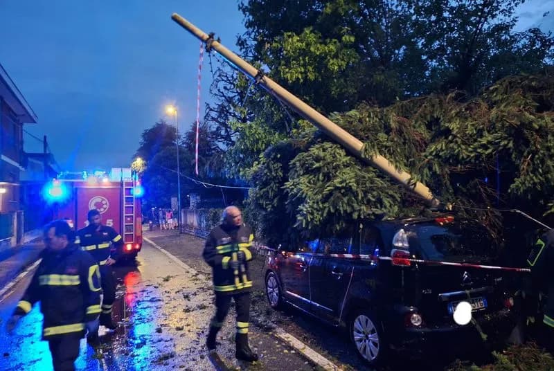 SAN BENIGNO-LOMBARDORE - Violento temporale, palo crollato su un'auto in sosta - FOTO