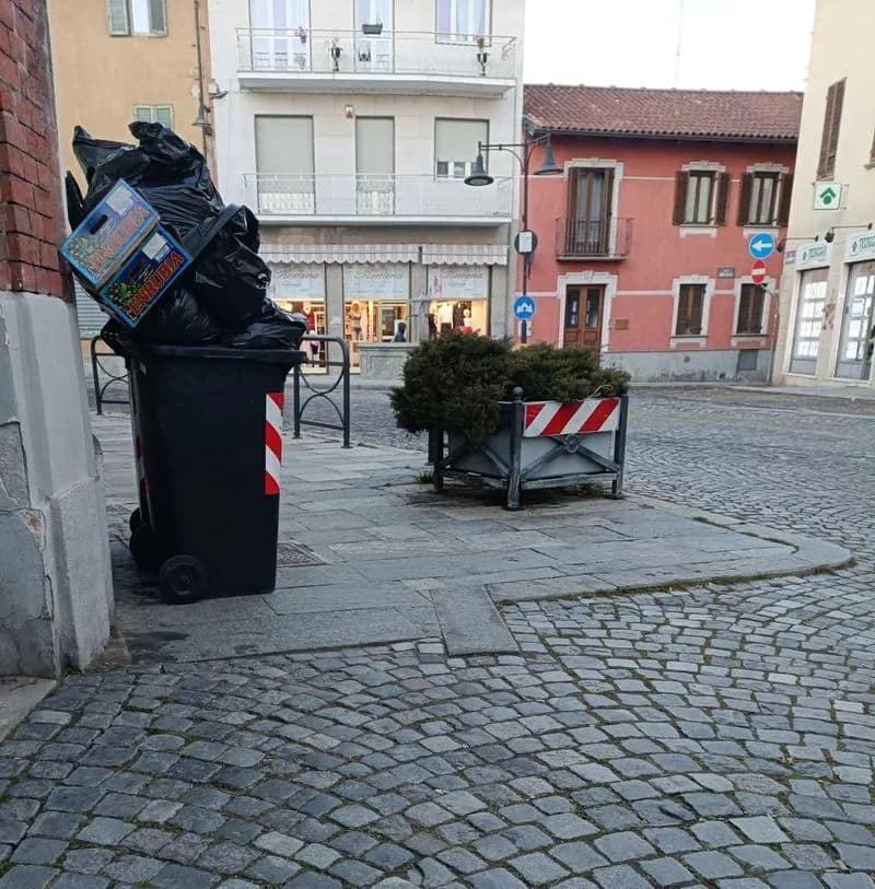 SAN BENIGNO CANAVESE - Una città a misura di tutti: «Un centro con troppe barriere architettoniche in strade e negozi» - FOTO