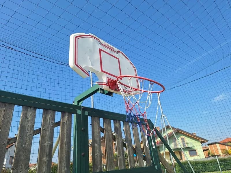 SAN BENIGNO CANAVESE - Vandalizzato il canestro del parco di via Trento
