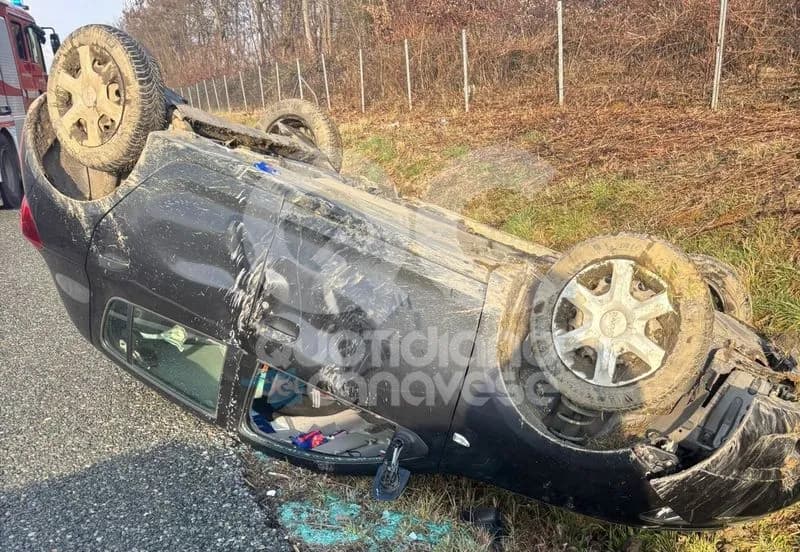 SAN GIORGIO CANAVESE - Schianto in autostrada, macchina ribaltata: una persona ferita - FOTO