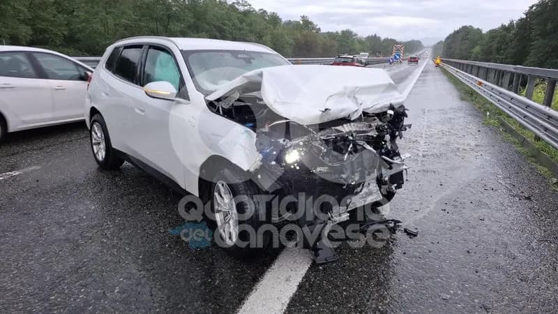 SAN GIORGIO CANAVESE - Perde il controllo della Bmw e si schianta contro un cantiere sulla A5: un ferito - FOTO