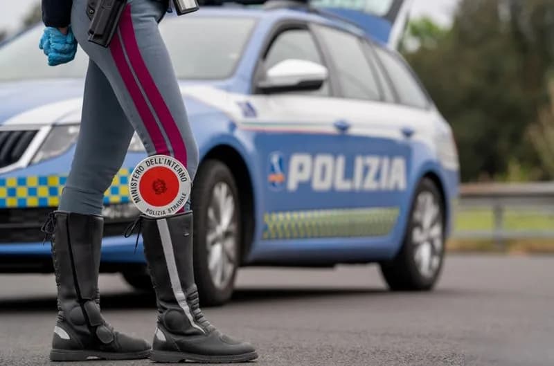 SAN GIORGIO CANAVESE - Auto si schianta contro lo spartitraffico dello svincolo: caos sulla Torino-Aosta