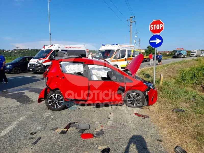 SAN GIORGIO CANAVESE - Violento schianto sulla provinciale per Ozegna: tre auto coinvolte, due feriti - FOTO e VIDEO
