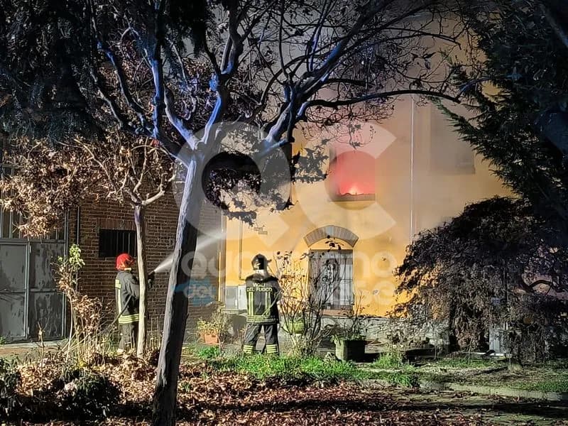 SAN GIUSTO CANAVESE - Casa di due piani a fuoco: paura in via Cappo - FOTO e VIDEO