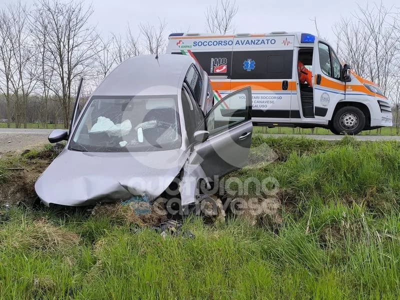 SAN GIUSTO CANAVESE-FOGLIZZO - Ennesimo incidente sulla provinciale: auto schiantata contro un ponte di cemento - FOTO e VIDEO