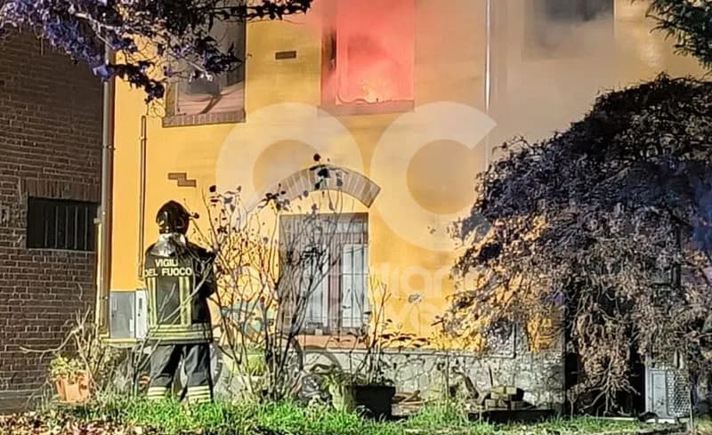 SAN GIUSTO CANAVESE - Incendio casa, un uomo in prognosi riservata: non ce l'ha fatta il cane della famiglia - FOTO e VIDEO