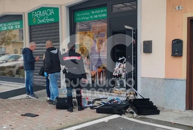 SAN GIUSTO CANAVESE - Fanno esplodere il distributore automatico della farmacia: indagini dei carabinieri - FOTO