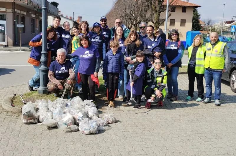 SAN GIUSTO CANAVESE - Volontari Plastic Free al lavoro: raccolti mozziconi di sigarette e rifiuti - FOTO