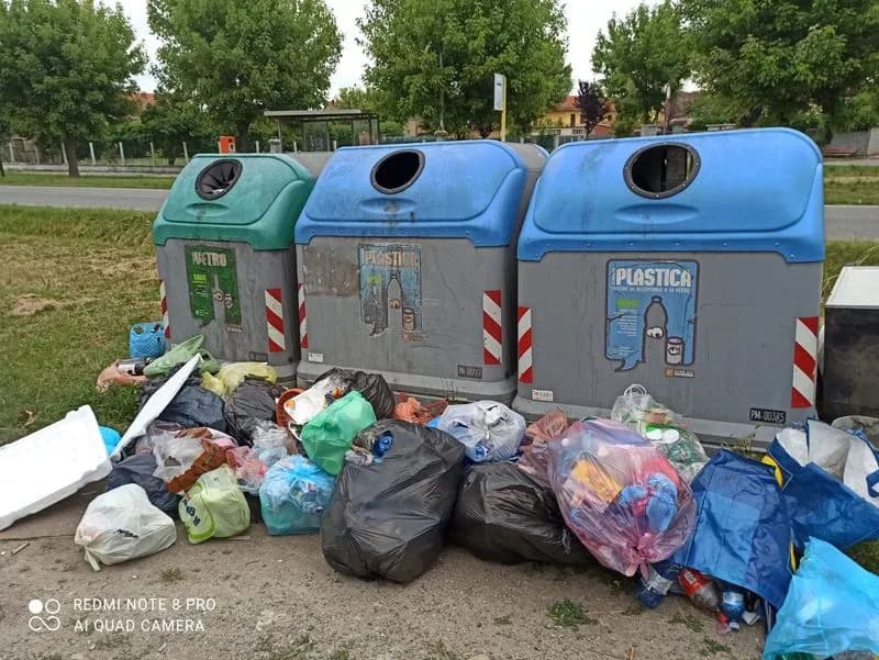 SAN GIUSTO CANAVESE - Decine di sacchi di rifiuti gettati fuori dai cassonetti: «Danno ambientale ed economico»