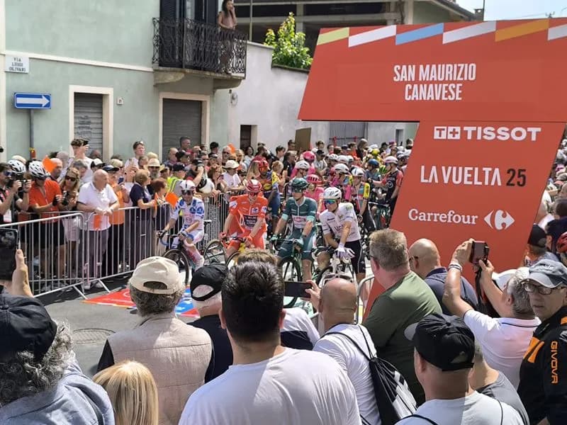 CICLISMO - Il Canavese vestito di rosso per il passaggio della Vuelta - FOTO e VIDEO