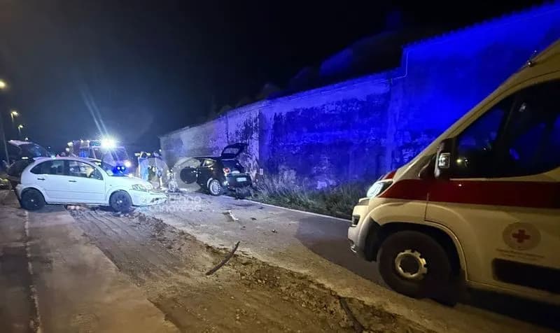 SAN PONSO - Scontro frontale nella notte vicino al cimitero, quattro persone ferite - FOTO