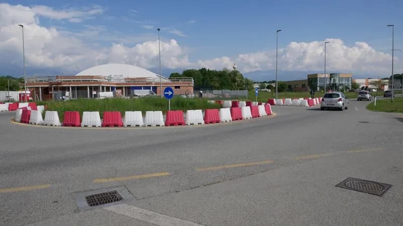 SCARMAGNO - La rotonda provvisoria è diventata definitiva: si allungano i tempi per i lavori sulla provinciale 82 - FOTO