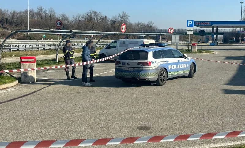 TRAGEDIA IN AUTOSTRADA - Malore fulminante: camionista trovato morto sul tir lungo la Ivrea-Santhià