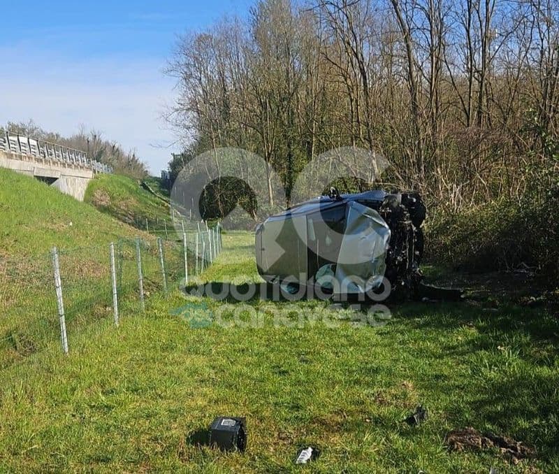 IVREA-SANTHIA' - Brutto incidente sulla bretella, auto supera le barriere e finisce ruote all'aria: un ferito - FOTO