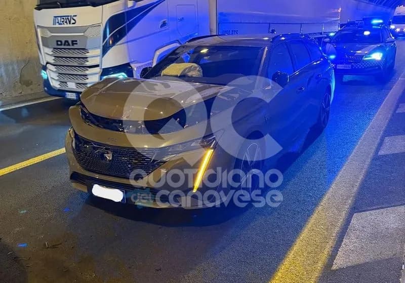 IVREA-SANTHIA' - Tamponamento in galleria tra quattro auto - FOTO