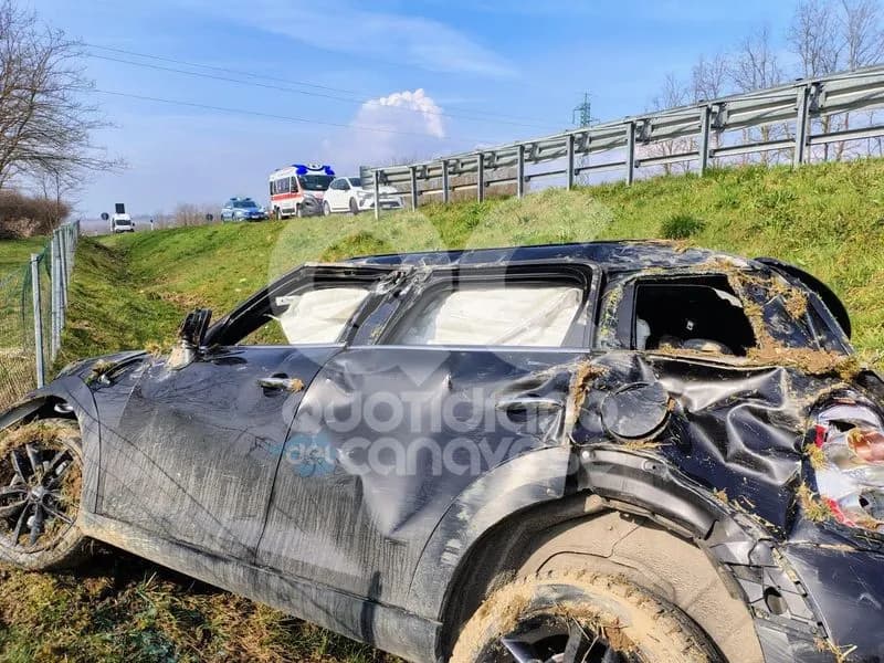 IVREA-SANTHIA' - Brutto incidente sulla bretella, auto finisce fuori dalla carreggiata: automobilista ferito - FOTO
