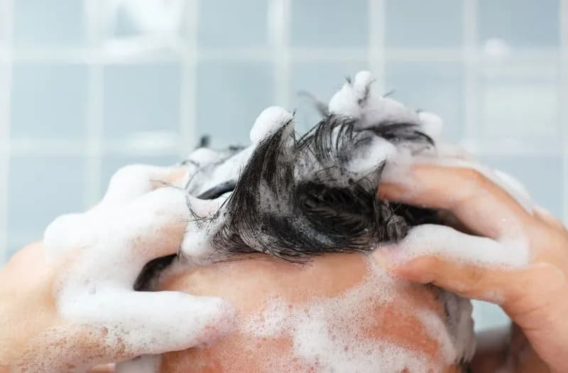 Shampoo con solfati: aumentano davvero la caduta dei capelli?