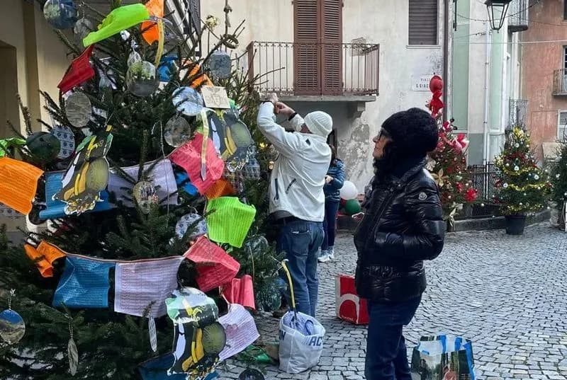 SPARONE - Giovani vandali rovinano l'albero di Natale dei bimbi ma poi si pentono e chiedono scusa