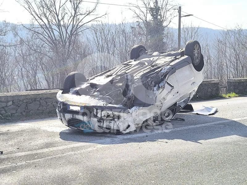 STRAMBINELLO - Schianto sulla pedemontana: auto ribaltata, una persona ferita - FOTO