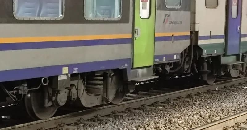 TRAGEDIA A STRAMBINO - Un uomo è stato investito da un treno in corsa: è morto sul colpo. Linea Ivrea-Chivasso bloccata