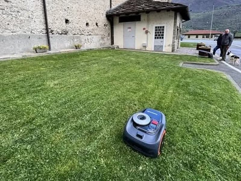 TAVAGNASCO - Basta giardinieri: ora il verde pubblico lo curano i robot con l'intelligenza artificiale - FOTO