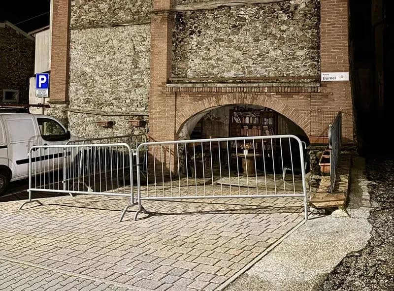 TAVAGNASCO - Sosta selvaggia in piazza Burnel, il Comune: «Fotografate i trasgressori, noi provvederemo alle multe»