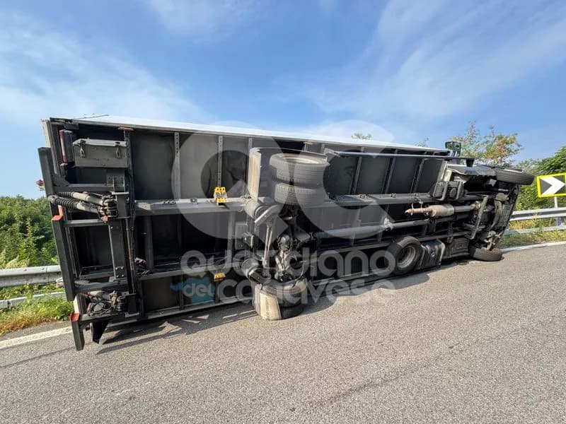 TORRE CANAVESE - Si ribalta con il camion allo svincolo della pedemontana - FOTO