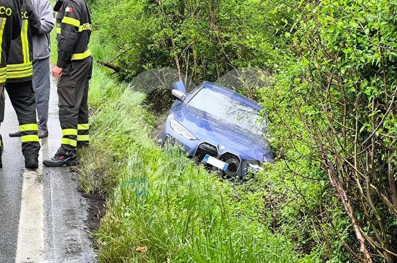 TORRE CANAVESE - Esce di strada con l'auto e finisce nel fossato: incidente sulla provinciale per Baldissero - FOTO