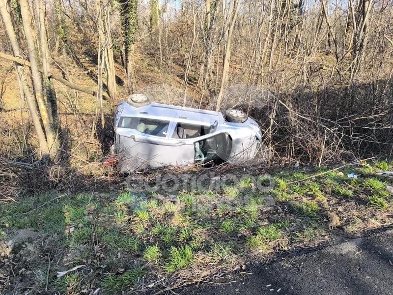 TORRE CANAVESE - Escono di strada con la macchina e si ribaltano nel fosso, schianto sulla pedemontana - FOTO e VIDEO