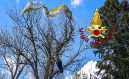 VALCHIUSA - Precipita con il parapendio e si incastra tra i rami degli alberi: salvato dai vigili del fuoco - FOTO