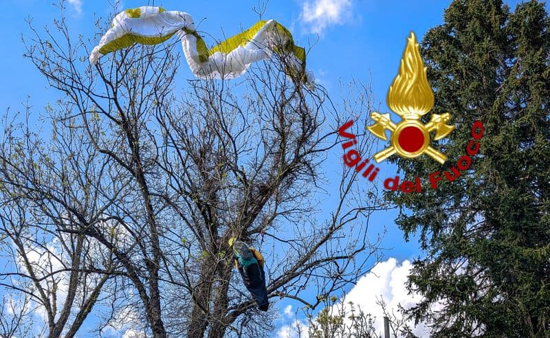 VALCHIUSA - Precipita con il parapendio e si incastra tra i rami degli alberi: salvato dai vigili del fuoco - FOTO