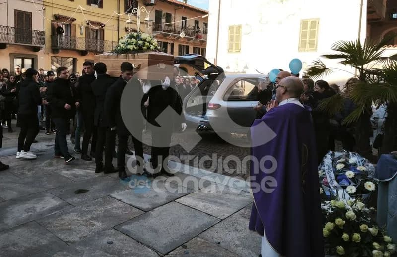 VALPERGA - Palloncini bianchi e azzurri, il rombo dei motori e un infinito applauso per l'addio ad Alex Bellin - FOTO e VIDEO