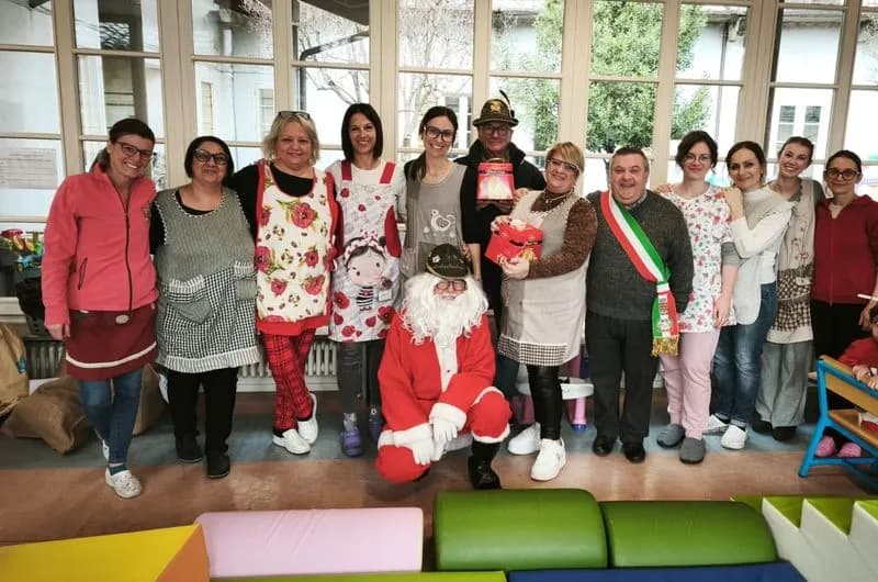 VALPERGA - Babbo Natale Alpino con i bimbi della scuola Luttati - FOTO