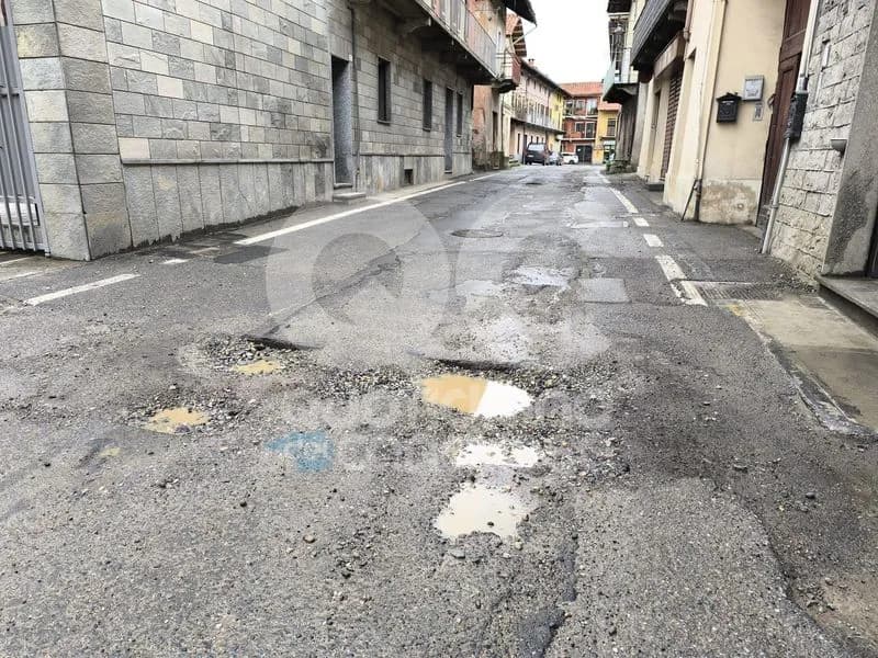 VALPERGA - Strade del centro devastate dalle buche, ciclista cade e finisce al pronto soccorso: è polemica - FOTO