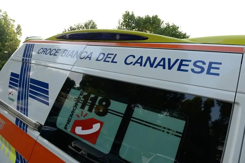 VALPERGA - Ciclista investito da un'auto in via Mazzini: ora è ricoverato all'ospedale di Ciriè